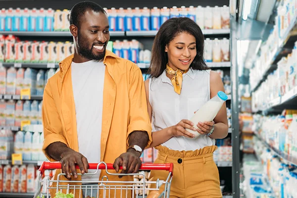 couple-grocery-shopping